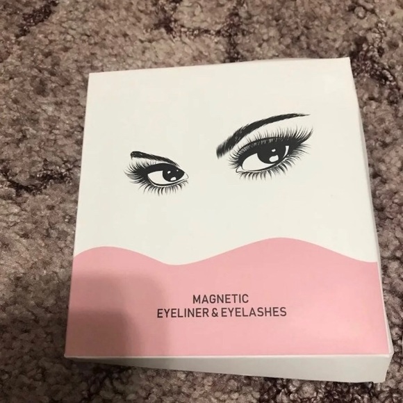 Magnetic Eyelashes and Eyeliner - Picture 1 of 3